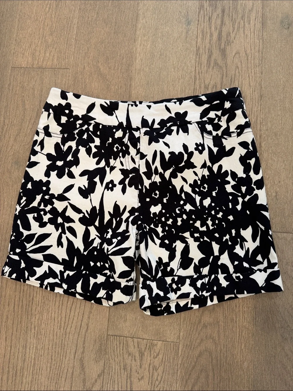 Soft Surroundings Shorts Black‎ White Floral Cuffed Hem Women’s Medium Pockets